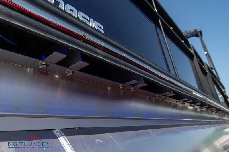 Slide: The Image of Close-up of 2022 Manitou 25 OASIS RF SHP boat exterior detailing. - 4