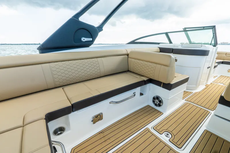 Slide: The Image of Sea Ray 270 SDX OB 2022 - 19