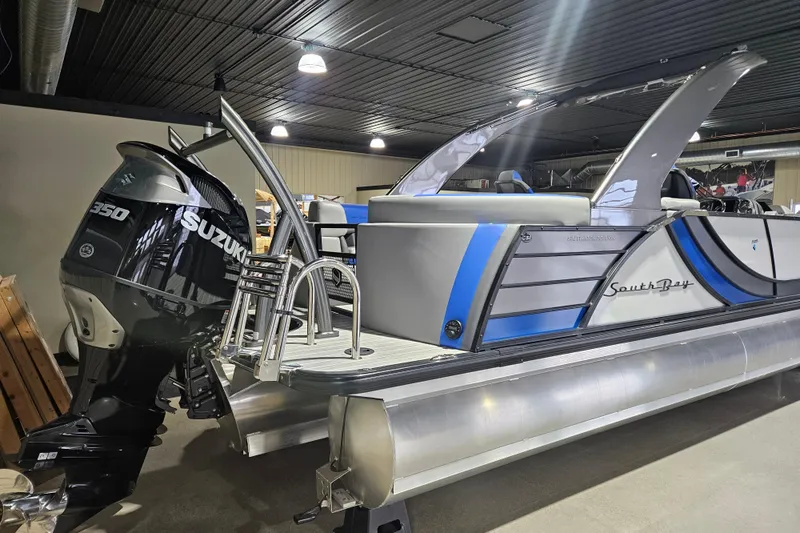 Slide: The Image of 2023 South Bay 525ARCH3.0 pontoon boat with Suzuki 350 engine in showroom. - 17