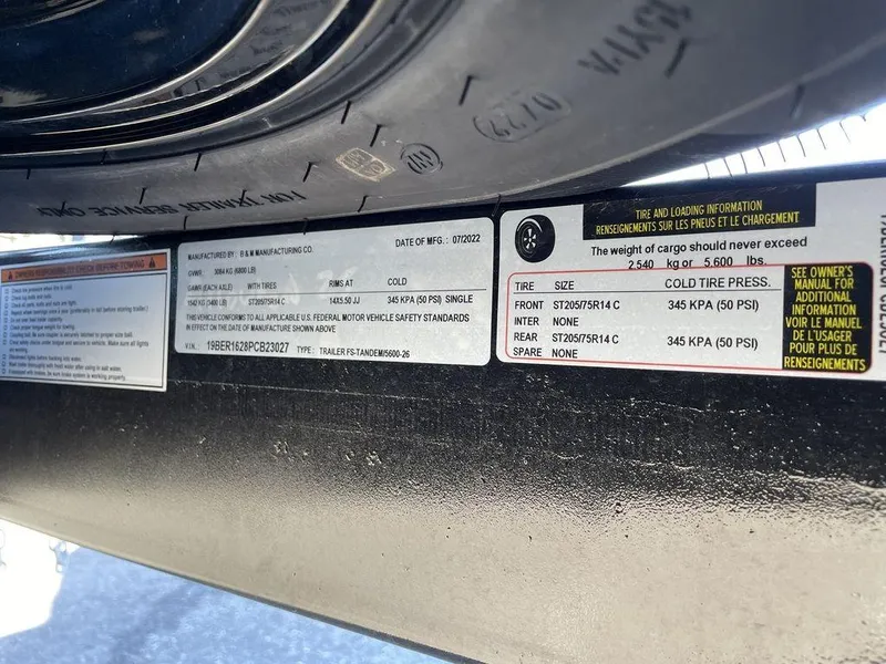 Slide: The Image of Tire and loading information on 2023 Harris Sunliner 250, showing pressure and weight limits. - 40