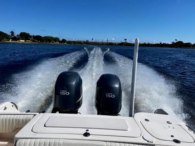 Slide: The Image of Grady-White 257 Advance 2005 boat with twin Yamaha 150 engines on open water. - 21