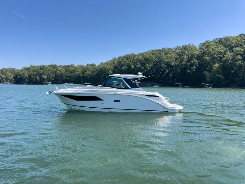 Slide: The Image of Sea Ray Sundancer 320 2026 - 10