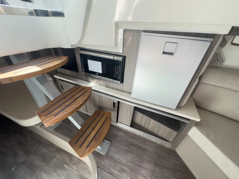 Slide: The Image of Sea Ray Sundancer 320 2026 - 13