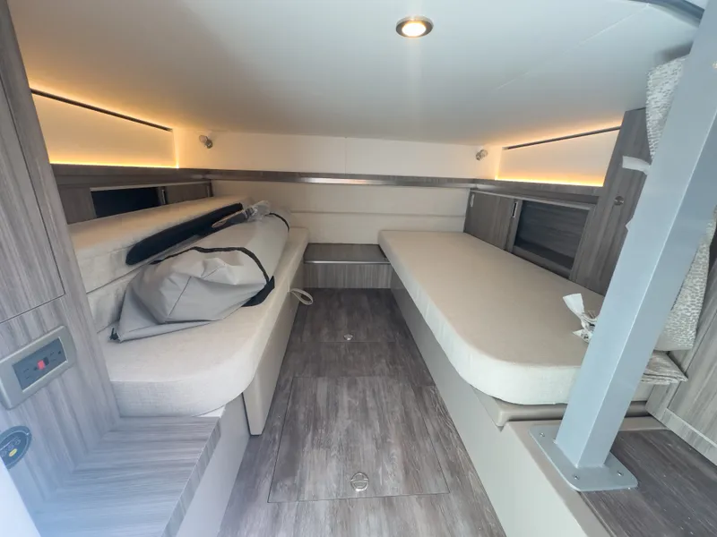 Slide: The Image of Sea Ray Sundancer 320 2026 - 14