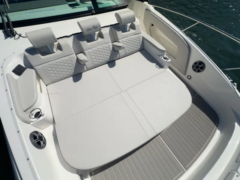 Slide: The Image of Sea Ray Sundancer 320 2026 - 16
