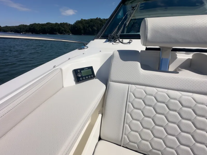 Slide: The Image of Sea Ray Sundancer 320 2026 - 17