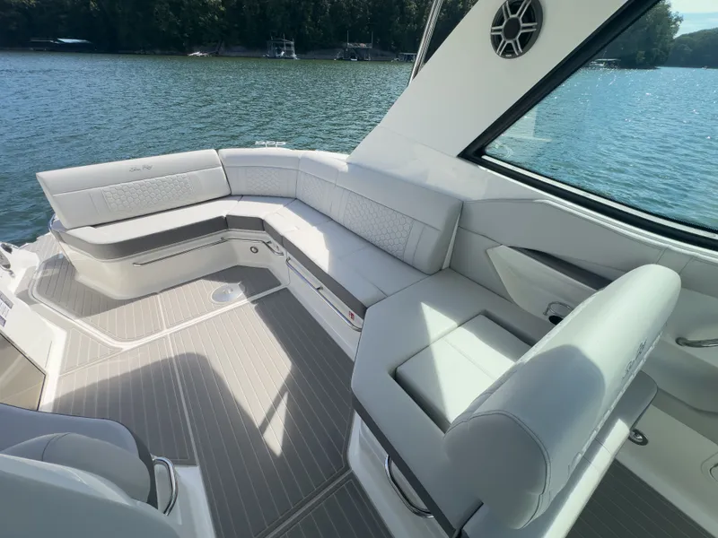 Slide: The Image of Sea Ray Sundancer 320 2026 - 19