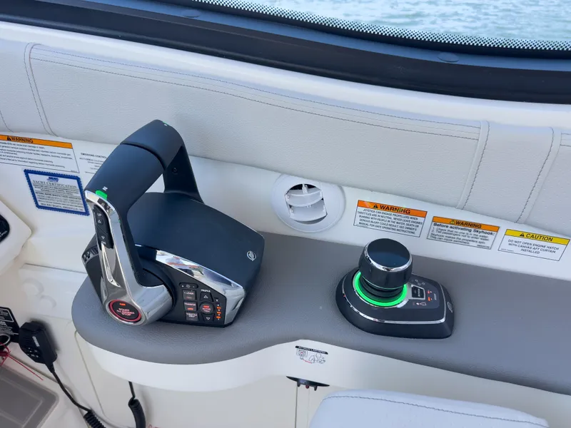 Slide: The Image of Sea Ray Sundancer 320 2026 - 26