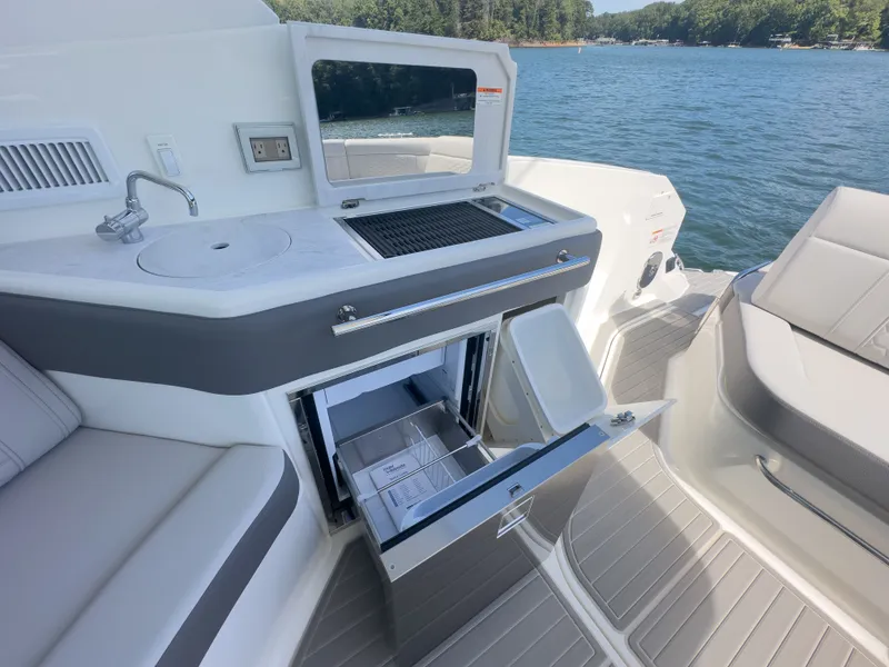 Slide: The Image of Sea Ray Sundancer 320 2026 - 29