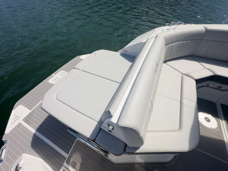 Slide: The Image of Sea Ray Sundancer 320 2026 - 30