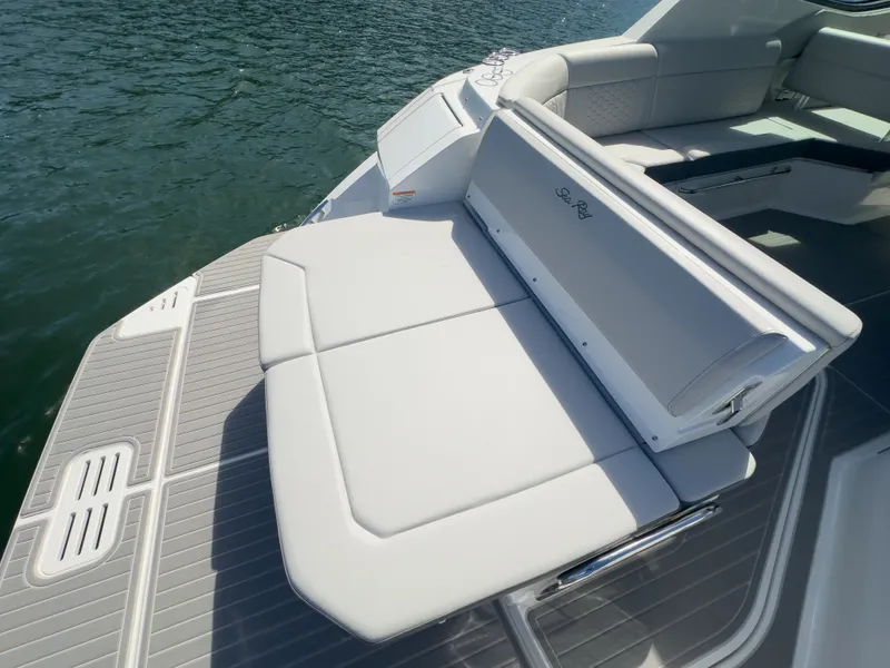 Slide: The Image of Sea Ray Sundancer 320 2026 - 31