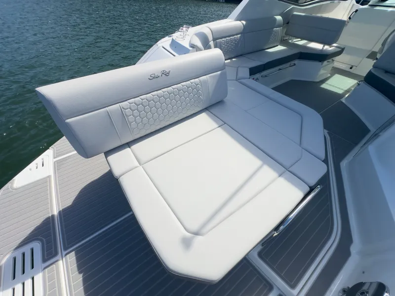 Slide: The Image of Sea Ray Sundancer 320 2026 - 32