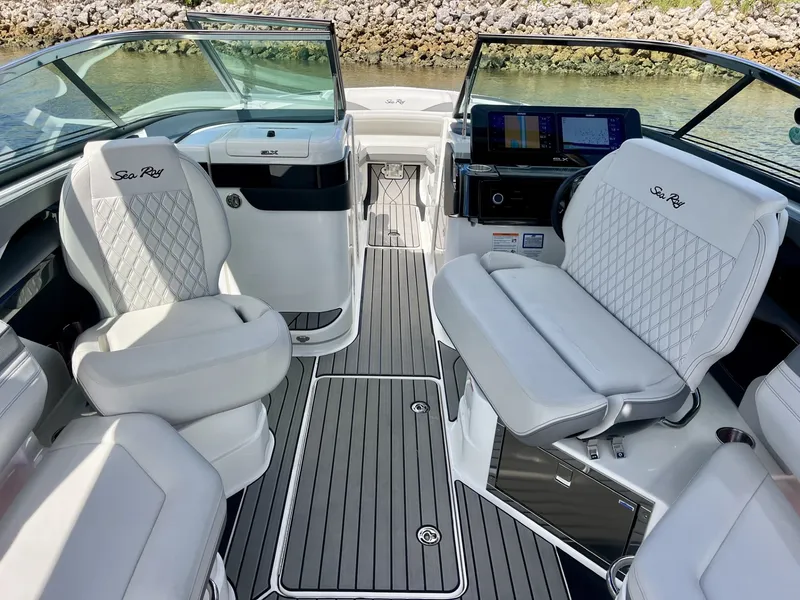 Slide: The Image of Sea Ray 280 SLX 2026 - 17