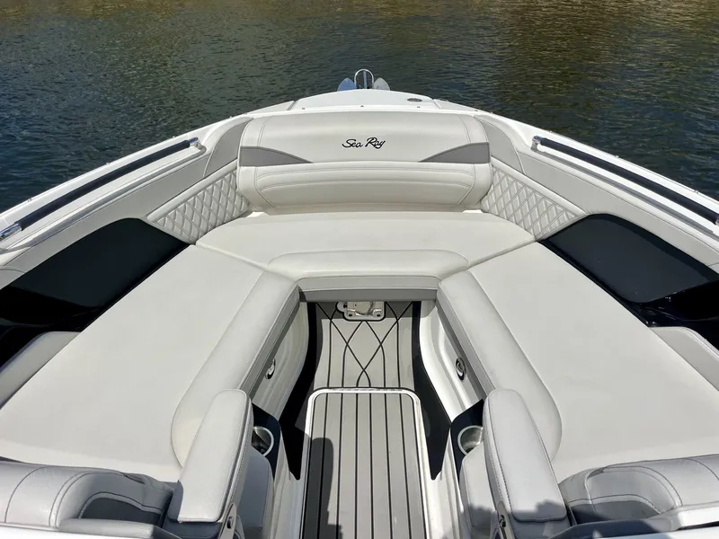 Slide: The Image of Sea Ray 280 SLX 2026 - 25