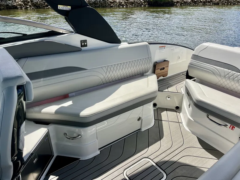 Slide: The Image of Sea Ray 280 SLX 2026 - 19