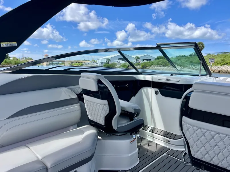 Slide: The Image of Sea Ray 280 SLX 2026 - 15