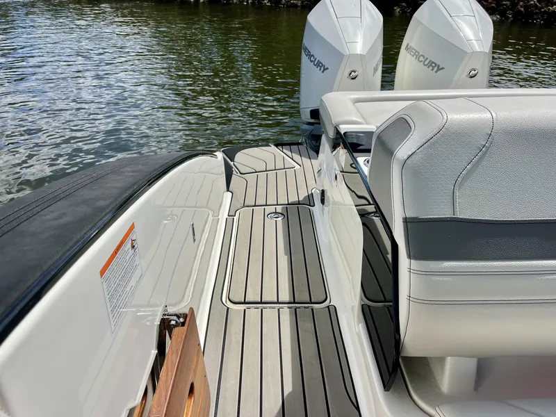 Slide: The Image of Sea Ray 280 SLX 2026 - 23