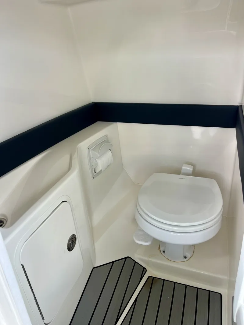 Slide: The Image of Sea Ray 280 SLX 2026 - 30