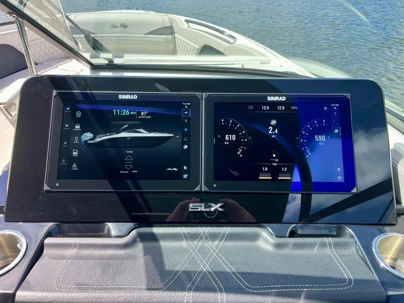 Slide: The Image of Sea Ray 280 SLX 2026 - 28