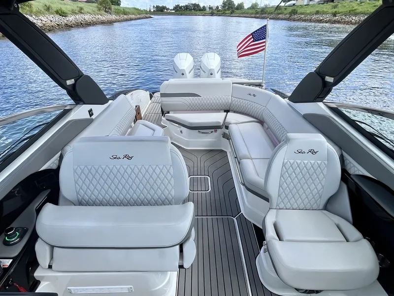 Slide: The Image of Sea Ray 280 SLX 2026 - 13