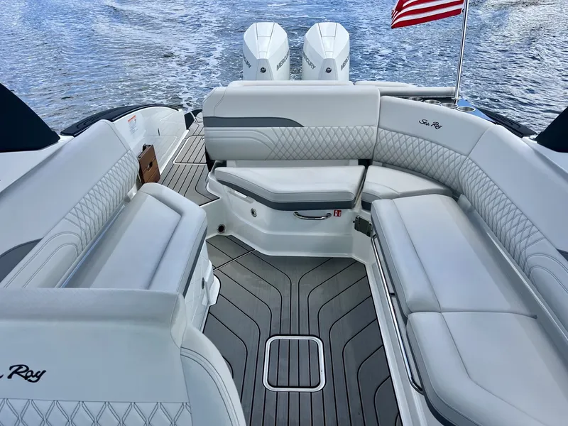 Slide: The Image of Sea Ray 280 SLX 2026 - 14