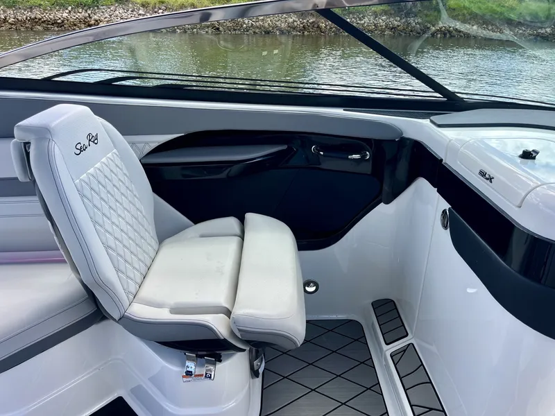 Slide: The Image of Sea Ray 280 SLX 2026 - 16