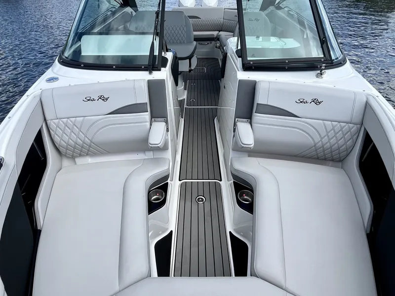 Slide: The Image of Sea Ray 280 SLX 2026 - 26