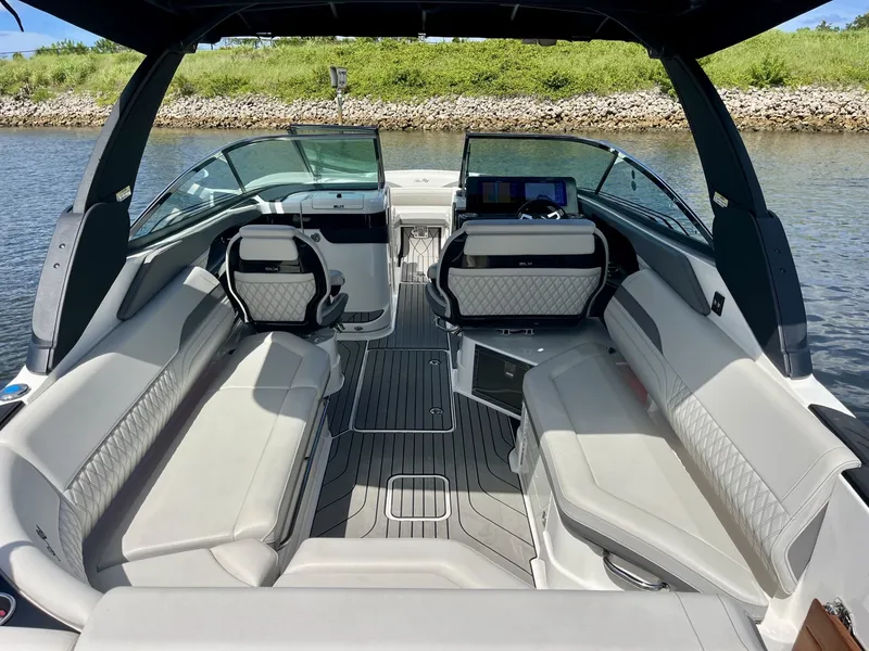 Slide: The Image of Sea Ray 280 SLX 2026 - 12