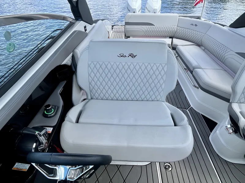 Slide: The Image of Sea Ray 280 SLX 2026 - 18