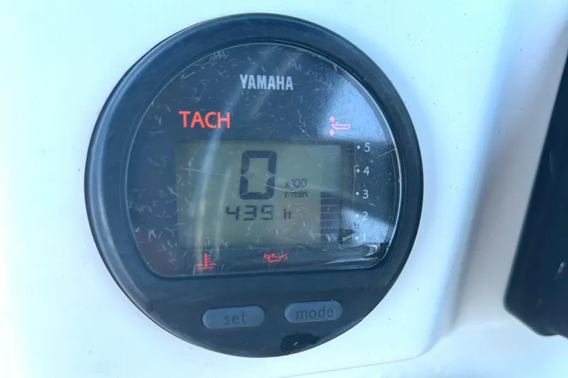 Slide: The Image of Yamaha tachometer displaying 439 hours on a 2006 Glacier Bay 2240 Dual Console boat. - 14