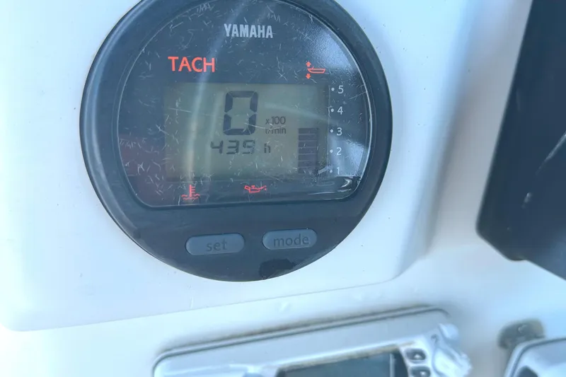 Slide: The Image of Yamaha tachometer displaying 439 hours on a 2006 Glacier Bay 2240 Dual Console boat. - 15