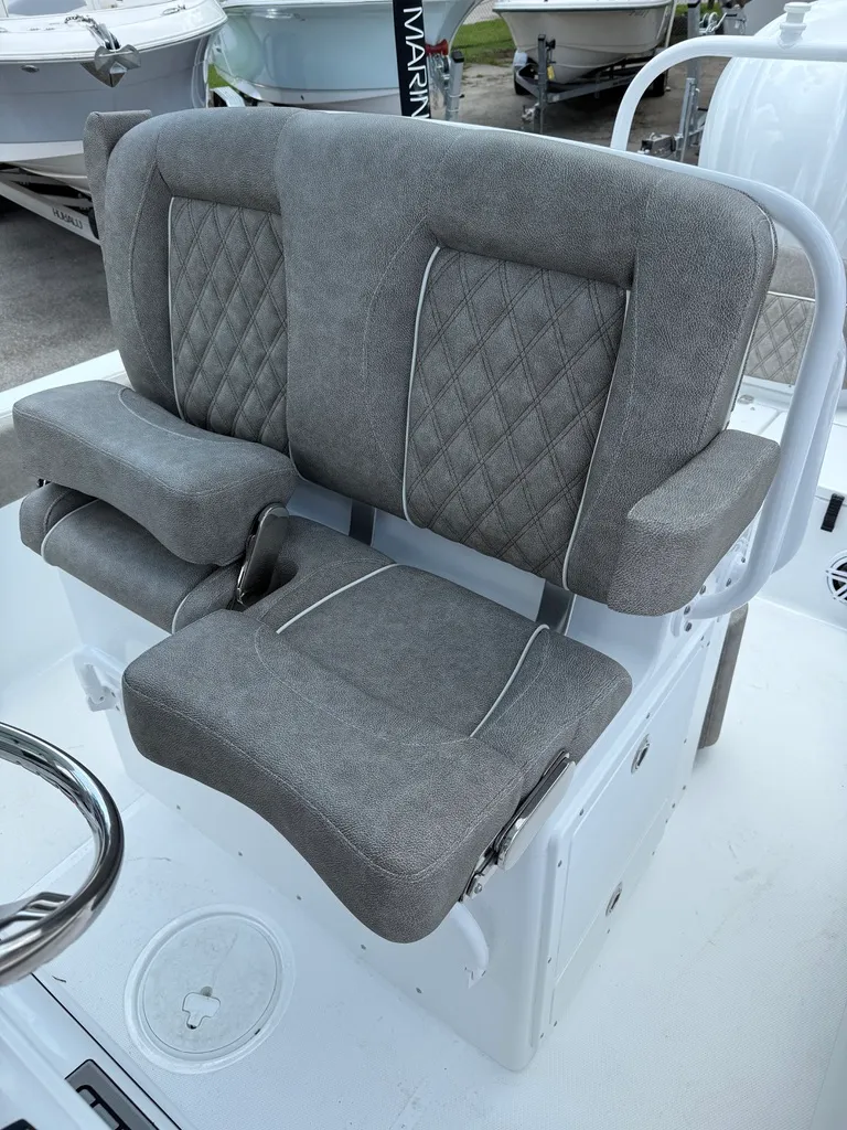 Slide: The Image of Sea Hunt Ultra 235SE 2026 - 10