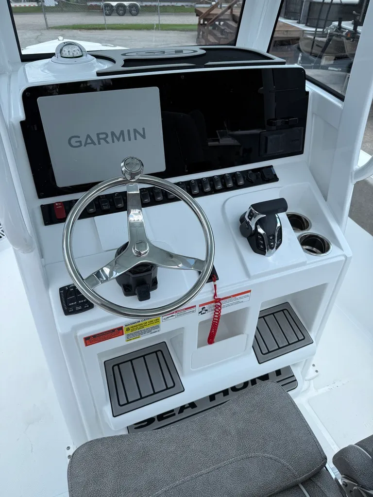 Slide: The Image of Sea Hunt Ultra 235SE 2026 - 11