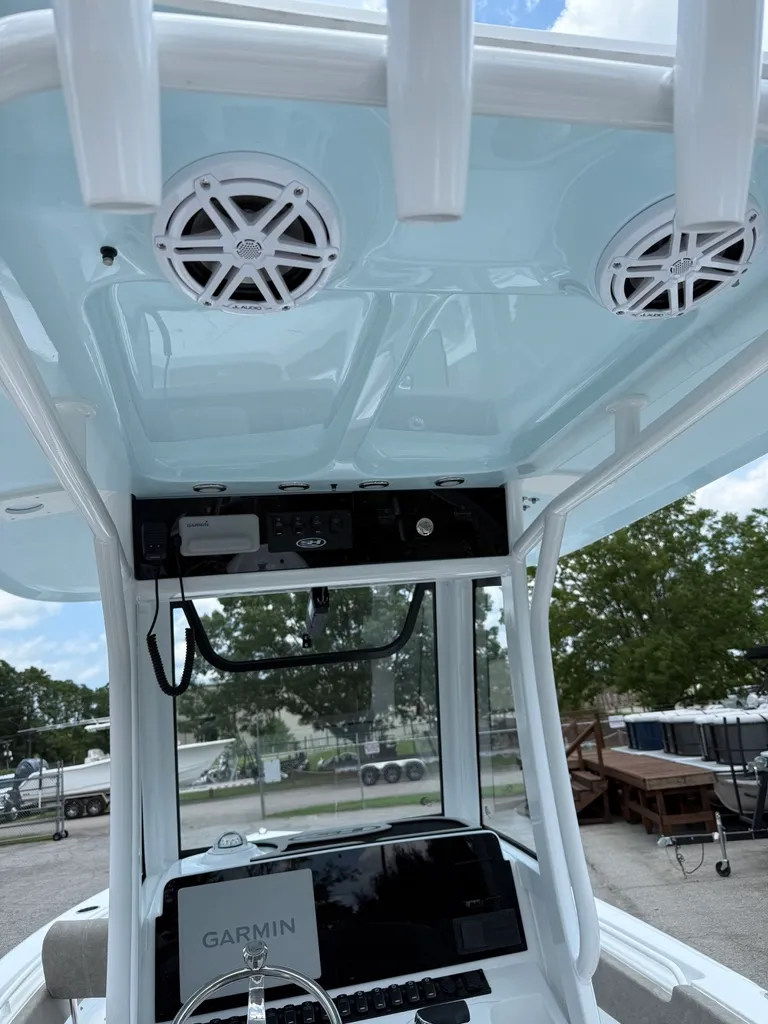 Slide: The Image of Sea Hunt Ultra 235SE 2026 - 12