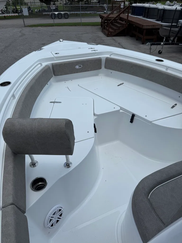 Slide: The Image of Sea Hunt Ultra 235SE 2026 - 13