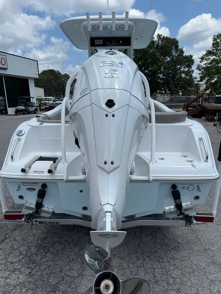 Slide: The Image of Sea Hunt Ultra 235SE 2026 - 4