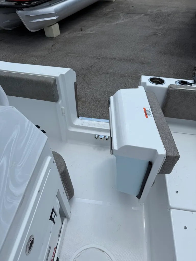 Slide: The Image of Sea Hunt Ultra 235SE 2026 - 5