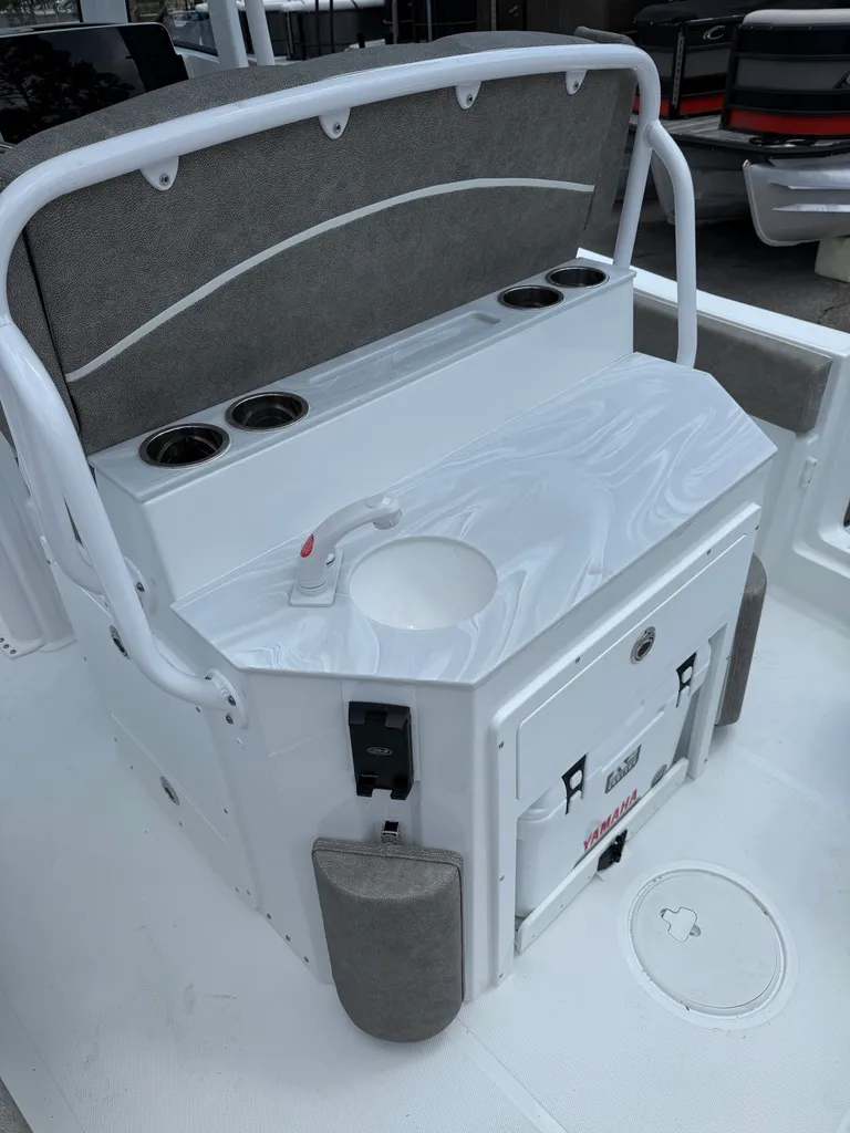 Slide: The Image of Sea Hunt Ultra 235SE 2026 - 6