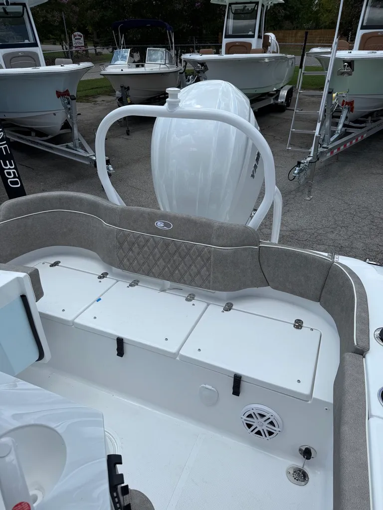 Slide: The Image of Sea Hunt Ultra 235SE 2026 - 7