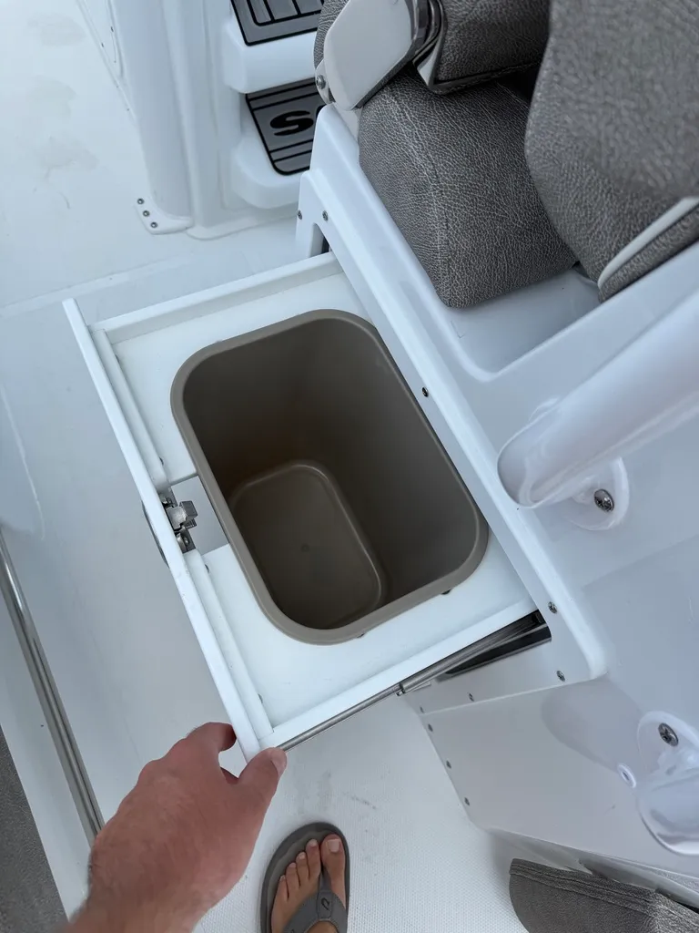 Slide: The Image of Sea Hunt Ultra 235SE 2026 - 8