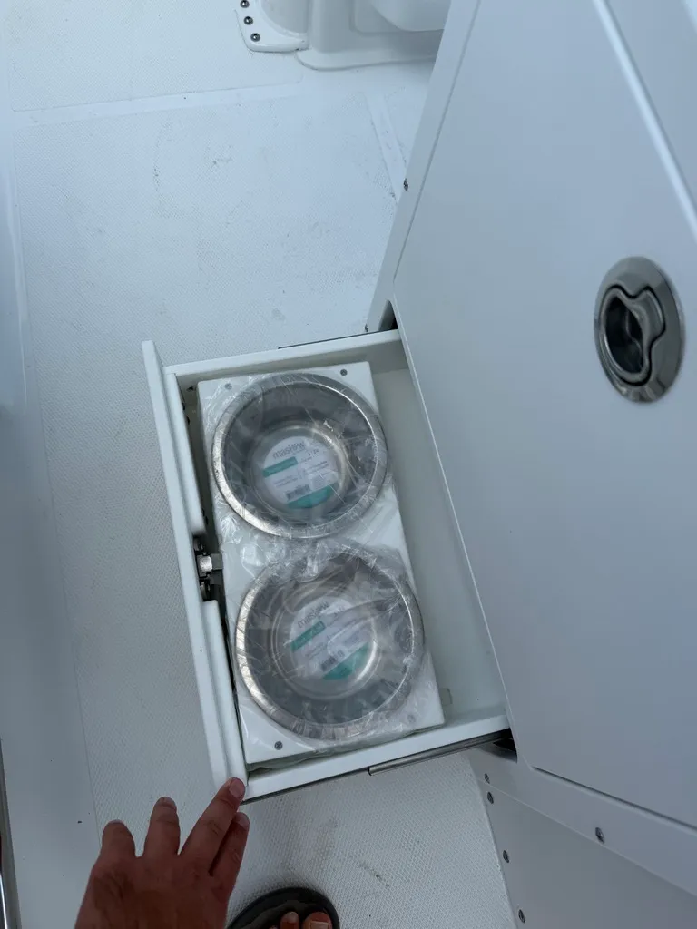 Slide: The Image of Sea Hunt Ultra 235SE 2026 - 9