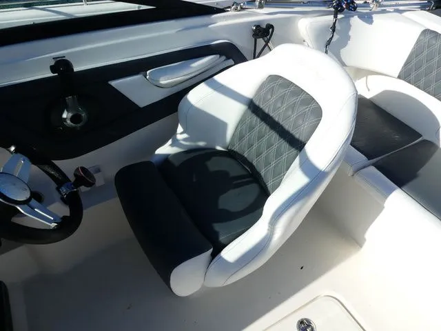 Slide: The Image of Sea Ray SPX 190 Outboard 2017 - 8