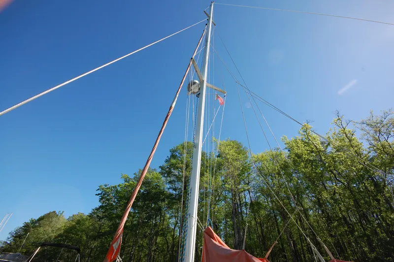 Slide: The Image of 1999 Wildcat 35 Catamaran mast and rigging against a clear blue sky. - 26