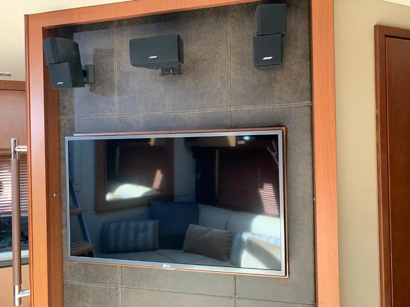 Slide: The Image of Entertainment system with LG TV and Bose speakers in 2014 Sea Ray 510 Sundancer yacht. - 15