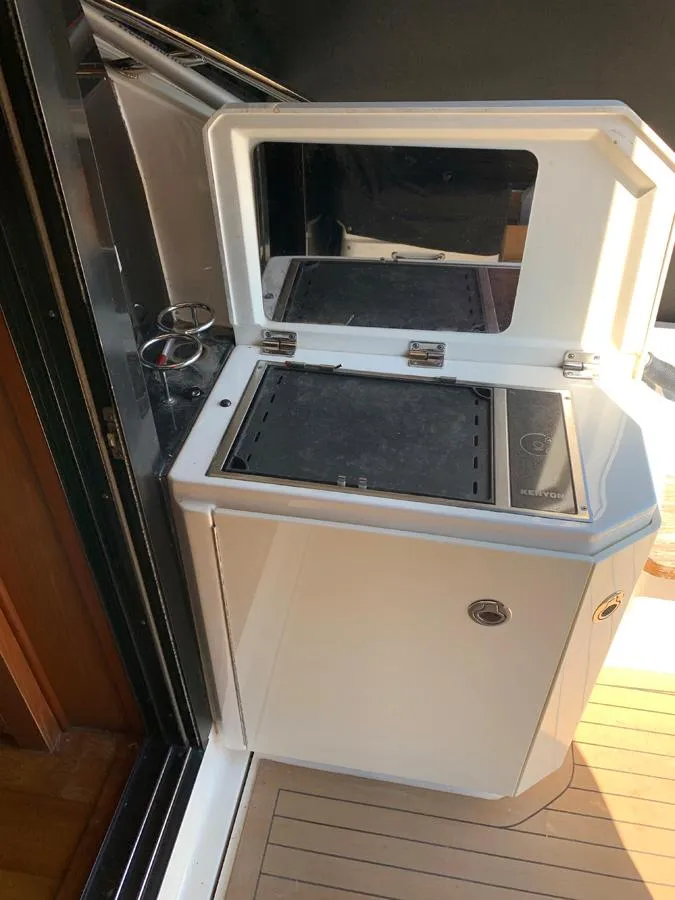 Slide: The Image of Outdoor grill station on 2014 Sea Ray 510 Sundancer yacht. - 41