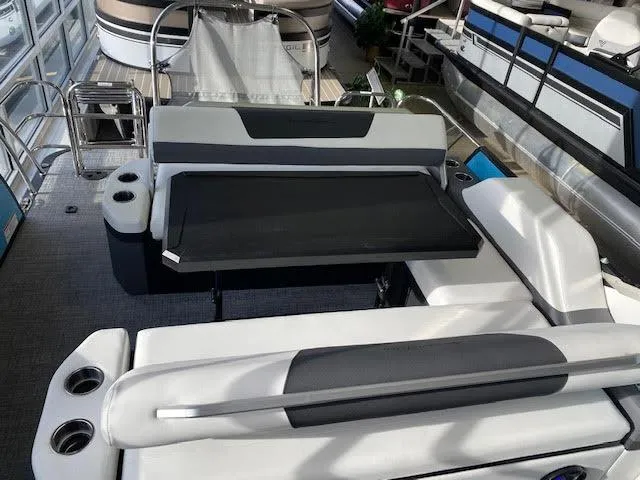 Slide: The Image of South Bay 523ULE ULTIMATE ENTERTAINER! 2023 - 8