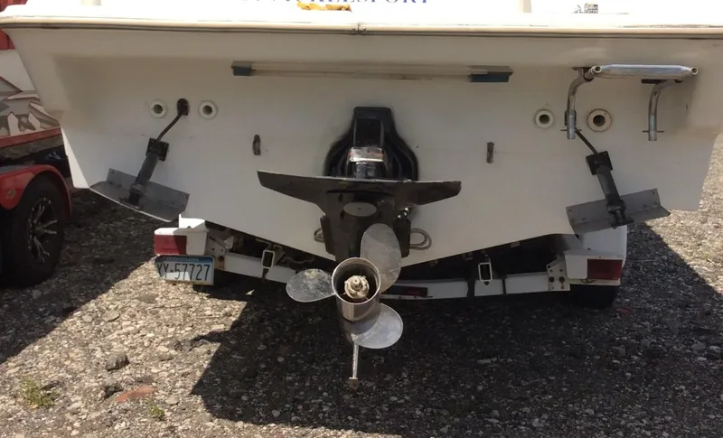 Slide: The Image of 1994 Bayliner 2655 Cierra boat stern with propeller and trailer. - 10