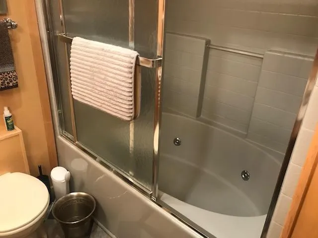 Slide: The Image of Bathroom in a 2002 Sumerset Houseboat with a shower and bathtub combo. - 22