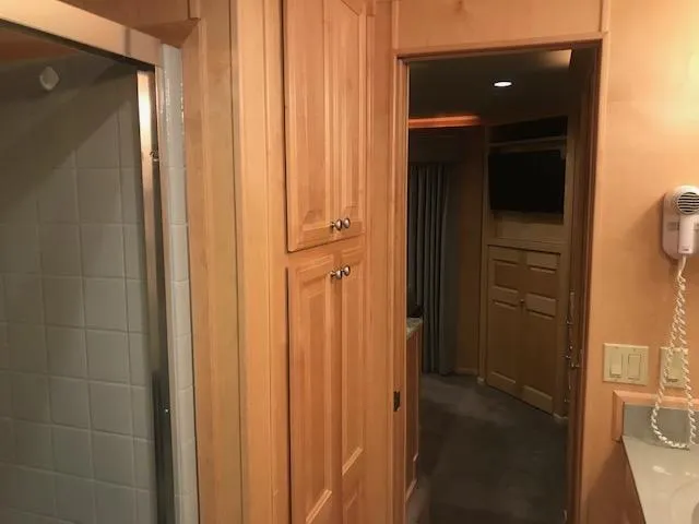 Slide: The Image of Interior of a 2002 Sumerset Houseboat featuring a bathroom and hallway. - 23