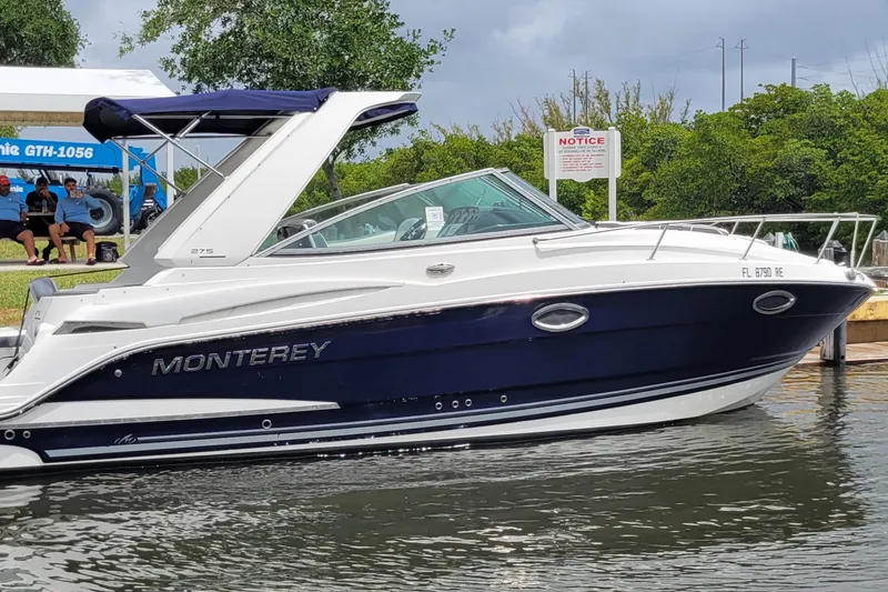 The Image of 2016 Monterey 275 Sport Yacht in water, side view. - 1